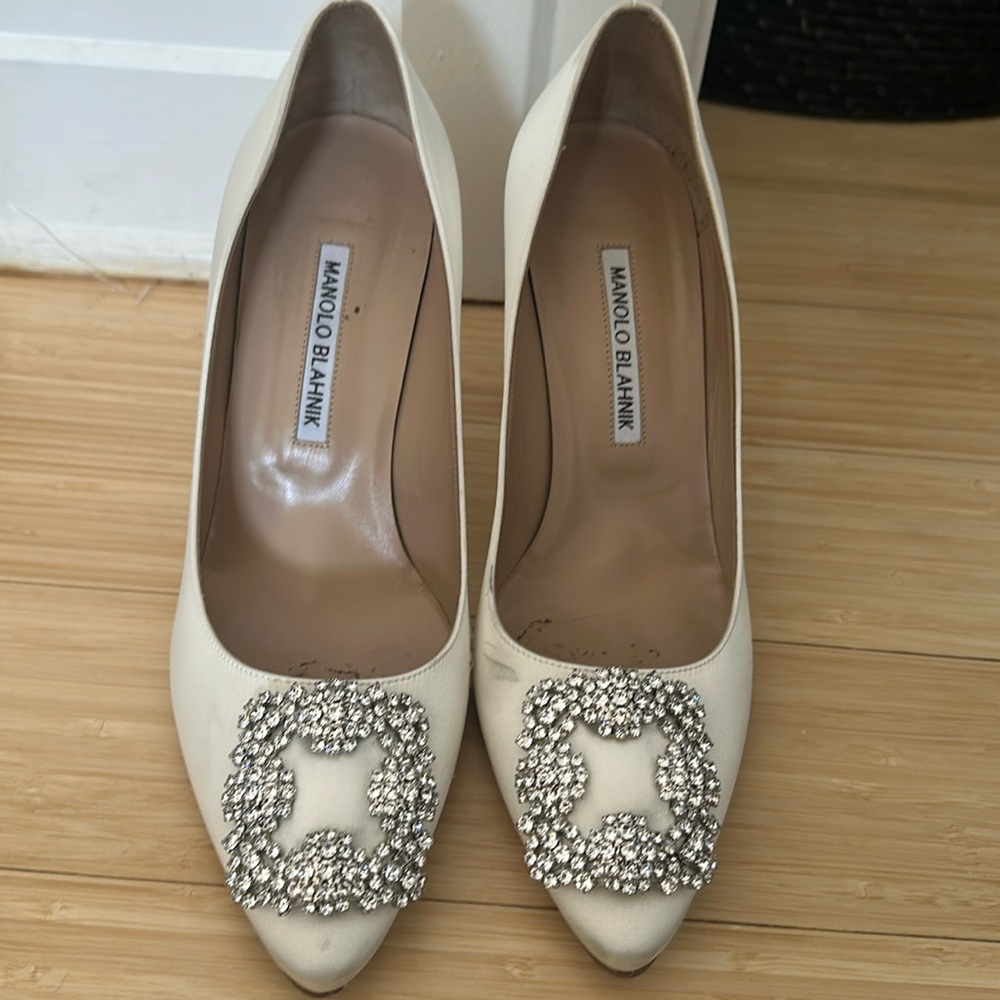 Manolo Blahnik Hangisi satin pumps 4”